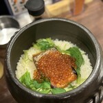 大衆酒場だんだん。 - 鮭といくらの土鍋ご飯。土鍋飯ってなんでこんなにそそられるんだろう？