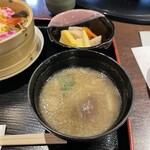 ごはん処　矢尾定 - 味噌汁　炊き合わせ