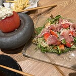 幻の和牛と三崎港直送鮮魚 モルゲン - トマトマスカルポーネとサラダ