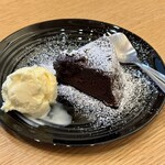 珈琲生活館 - 本日のケーキ「ガトーショコラ(アイスクリーム添え）」400円。味は普通ですがカットが一般的なソレの1.5倍くらいの大きさで、かなりお腹が満たされました。