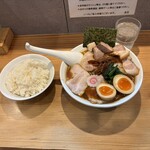 オランダ軒 - "しょうゆチャーシューメン"1,500円に"味玉"120円をトッピング＆"ライス"180円♪