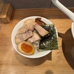 オランダ軒 - ライスにチャーシュー、メンマ、海苔、味玉を乗せて♪