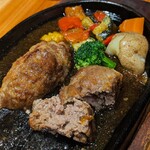 いしがまやハンバーグ - 料理写真:看板メニューの「石窯焼ハンバーグ」