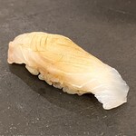 神楽坂 鮨 弥栄 - ひらめ昆布締め