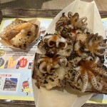 沖縄イイダコ屋 太陽 - イイダコ炙りたこ焼き（右）、えびまるごとえび焼き（左）
