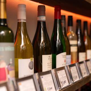 肉料理を引き立てる、約30種の厳選ワイン
