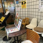 カプリシオ - 満席の際は、こちらで座って待てます