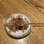 焼鳥 るい家 - 玉ねぎ焼き鰹節掛け