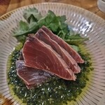 肴場あおもん - 香草香る特製翡翠鰹たたき
