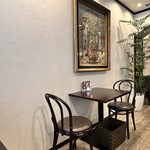 カフェーパウリスタ - ２階フロアの壁には絵画が。