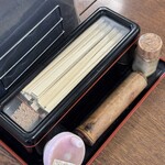 長生うどん - 調味料、割り箸、爪楊枝