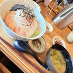 呼子活イカ 博多巻き串 燈 - 鯛の刺身の白丼