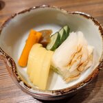 川万 - お新香 410円、最初からお醤油が掛けてあります。