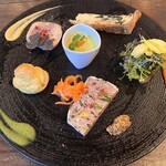 ビストロ オレオ - 前菜　パテドカンパーニュ、グリンピースのムース、鶏と豚肉のガランティーヌ、ほうれん草のキッシュ、アトランティックサーモンのマリネ、スズキとジャガイモのシュー仕立て