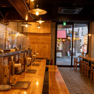 オープン席を中心とした店内！スタイリッシュなネオ大衆酒場！