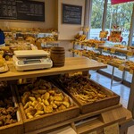 パリーネ - 土曜12時半の店内✨️ミニサイズのパン量り売り等もあり。スイーツ系のパンが多い印象です。