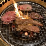 馬力屋  - 骨山カルビはハサミで切って食べます