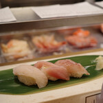 立食い寿司 根室花まる 丸の内オアゾ店 - 花咲三貫セット(季節限定かもしれません)