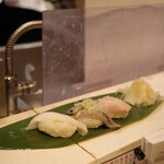 立食い寿司 根室花まる 丸の内オアゾ店 - えんがわ
                                真いわし
                                寒ぶり