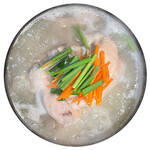 セント - 参鶏湯（サムゲタン）

<【２～３人前目安】日本では土用の丑の日にウナギを食べるように、韓国ではこの参鶏湯を食べます！時期には有名店で行列ができるほど人気の定番料理です！>

2,900円（税込）