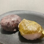 安井屋 - 料理写真:おはぎ＆桜餅。二つで250円