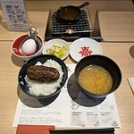 ハンバーグ嘉 - ソースはデミグラスソース、生卵や塩レモン、紅生姜、青唐辛子などの薬味があります