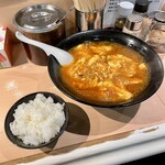 舞香 - マーボーラーメン、サービスのご飯