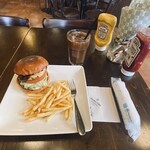 シェイクツリー バーガー＆バー - チーズバーガー、アイスコーヒー