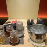 油そば 春日亭 - ドリンク写真:調味料