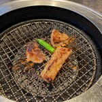 東京焼肉 平城苑 - よく焼く派ですが、焦がさないように注意を払っても少し焦げ目がついてしまい、これはコレでgood
