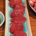 南大門 - 上レバー。ごま油と塩で食べます。よく焼いた方が良いです。よく焼いても美味しいので、無理して生を食べるのは辞めましょう。