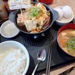 松屋 松のや - 料理写真:ちいこわすき焼き鍋 1,580円、豚汁に変更 240円、たまご 100円(税込)