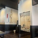 あずみうどん - 店内は白と黒を基調にしていて雰囲気よい