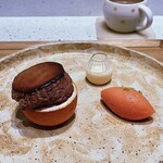 Haruka Murooka - 梶谷農園さん ブラッドオレンジ ショコラスフレ
      別添えの白いソースは、カカオバターを少し入れたバニラソース