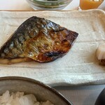 Albergo湯楽 - 洗濯干物は塩サバ、香ばしく焼けた鯖は脂ノリも良い