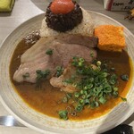 吉田カレー  - キーマカレーMIXとローストポーク