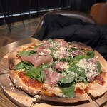 Gather Bar - 生ハムとルッコラのピザ