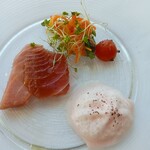 オザミトーキョー - マグロ２切れは部位が違うのでそれぞれ味わいがちょっと違う