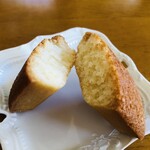 お菓子処 たかはし - 中はわりとしっとり、アーモンドしっかり感じる香ばしい生地。