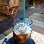小春屋 - セットのドリンクです。アイスコーヒーにしましたよ。涼しげなグラスですね。これは琉球グラスですね。コースターも沖縄ぽくっていい感じです。