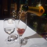 バリラックス・ザ・ガーデン名古屋 - 苺のジェレにシャンパンを注いで01