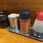 ラーメン 盛太郎 - カウンターの調味料