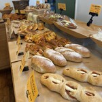 Dio Bosco BAKERY - 手前が「生ハムチーズバトン」ほかにメキシカンタコスチリドッグやかねふくの明太子を使ったパン