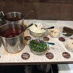  きのこ鍋＆きのこ料理専門店 何鮮菇 - タレもバイキング形式