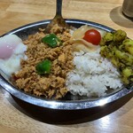 キーマカレー スパイス婆ちゃん - キーマカレー 1,100円、じゃがいものスパイス炒め +200円、半熟玉子 +100円（いずれも税込）