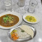 カフェ・レッドブック - 牡蠣カレー、キャベツのアチャール