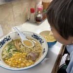 ぺーぱん - 塩コーンラーメンを啜る我が子