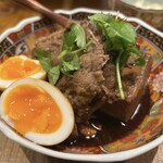食堂でべこ。 - 「肉豆腐」です。豆腐の中まで味が染み込んでおり、お肉と一緒に食べると絶品です。煮卵と食べると濃厚です。全部一緒に食べると勿体無いです。チビチビ食べたいです。