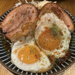 食堂でべこ。 - 「チャーシューエッグ」です。量が多いです。危険な逸品です。ハーフで十分です。チャーシューはホロホロです。