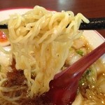 彩華ラーメン  - 麺は中太ちぢれ麺
